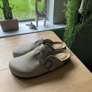 Cushionaire Birkenstock Boston style shoes